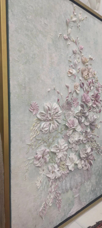 نمای جانبی تابلو نقشبرجسته مدرن با قاب طلایی لوکس، طرح گلدان گل استاکو صورتی و بنفش، دکوراسیون دیواری هنری و شیک ولورا لوکس گالری مناسب برای پذیرایی