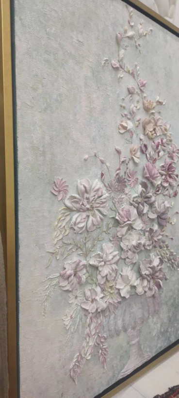 نمای جانبی تابلو نقشبرجسته مدرن با قاب طلایی لوکس، طرح گلدان گل استاکو صورتی و بنفش، دکوراسیون دیواری هنری و شیک ولورا لوکس گالری مناسب برای پذیرایی